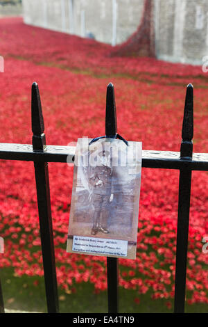 Tribute to a soldier on railings at the display of poppies at The Tower Of London Remembers, Blood Swept Lands and Seas of Red Stock Photo