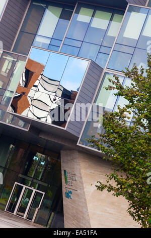 Mirrored feature wall above the entrance to the Pharmaceutical Sciences building on the campus of UBC, Vancouver, Canada Stock Photo