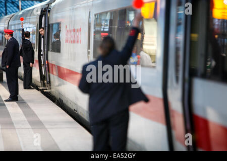 Berlin, Germany. 6th Nov, 2014. Staff members of German railway company Deutsche Bahn (DB) work at a platform of the central train station in Berlin, Germany, on Nov. 6, 2014. German train drivers staged a record-long strike against state-owned railway company Deutsche Bahn (DB) on Wednesday, ignoring criticism and appeals from passengers, business and government. The strike began with DB's freight train drivers laying down their jobs as planned on Wednesday afternoon and involved passenger train drivers from early Thursday. © Zhang Fan/Xinhua/Alamy Live News Stock Photo