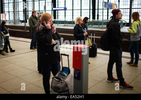 Berlin, Germany. 6th Nov, 2014. Passengers wait for a delayed train at a platform of Berlin's Friedrich train station in Berlin, Germany, on Nov. 6, 2014. German train drivers staged a record-long strike against state-owned railway company Deutsche Bahn (DB) on Wednesday, ignoring criticism and appeals from passengers, business and government. The strike began with DB's freight train drivers laying down their jobs as planned on Wednesday afternoon and involved passenger train drivers from early Thursday. © Zhang Fan/Xinhua/Alamy Live News Stock Photo