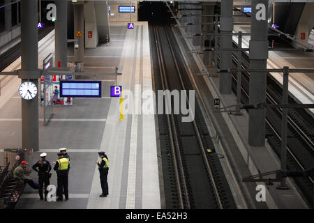 Berlin, Germany. 6th Nov, 2014. A group of policemen talks to a men at a platform of the central train station in Berlin, Germany, on Nov. 6, 2014. German train drivers staged a record-long strike against state-owned railway company Deutsche Bahn (DB) on Wednesday, ignoring criticism and appeals from passengers, business and government. The strike began with DB's freight train drivers laying down their jobs as planned on Wednesday afternoon and involved passenger train drivers from early Thursday. © Zhang Fan/Xinhua/Alamy Live News Stock Photo