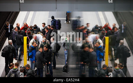 Berlin, Germany. 6th Nov, 2014. Passengers wait for a delayed train at a platform of the central train station in Berlin, Germany, on Nov. 6, 2014. German train drivers staged a record-long strike against state-owned railway company Deutsche Bahn (DB) on Wednesday, ignoring criticism and appeals from passengers, business and government. The strike began with DB's freight train drivers laying down their jobs as planned on Wednesday afternoon and involved passenger train drivers from early Thursday. © Zhang Fan/Xinhua/Alamy Live News Stock Photo