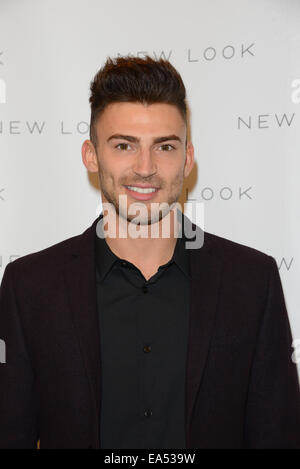 London,UK, 6th Nov 2014 : 'Blogger' attends the X-Factor Finalist Photocall at New Look on Oxford Street in London. Credit:  See Li/Alamy Live News Stock Photo