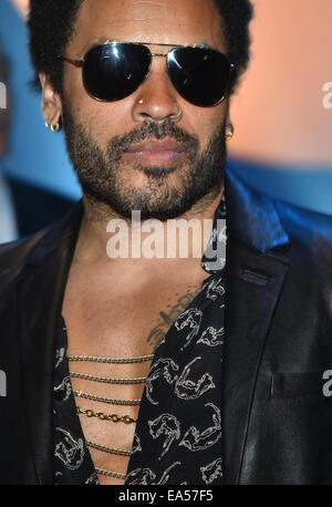 Berlin, Germany. 6th Nov, 2014. US singer Lenny Kravitz arrives for the 16th edition of the German 'GQ Men of the Year' awards at the 'Komische Oper' theatre house in Berlin, Germany, 6 November 2014. The awards honours outstanding personalities from the world of German and international showbusiness, society, sports, poltics, culture and fashion. Photo: Jens Kalaene/dpa/Alamy Live News Stock Photo