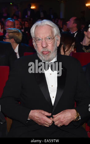 Berlin, Germany. 6th Nov, 2014. Canadian actor Donald Sutherland smiles as he attends the 16th edition of the German 'GQ Men of the Year' awards at the 'Komische Oper' theatre house in Berlin, Germany, 6 November 2014. The awards honours outstanding personalities from the world of German and international showbusiness, society, sports, poltics, culture and fashion. Photo: Jens Kalaene/dpa/Alamy Live News Stock Photo