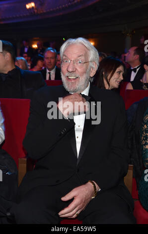 Berlin, Germany. 6th Nov, 2014. Canadian actor Donald Sutherland smiles as he attends the 16th edition of the German 'GQ Men of the Year' awards at the 'Komische Oper' theatre house in Berlin, Germany, 6 November 2014. The awards honours outstanding personalities from the world of German and international showbusiness, society, sports, poltics, culture and fashion. Photo: Jens Kalaene/dpa/Alamy Live News Stock Photo