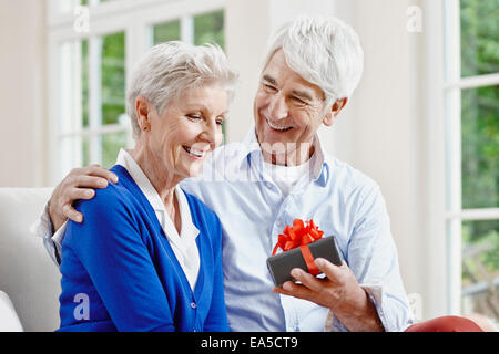 Germany, Hesse, Frankfurt, Senior couple celebrating anniversary Stock Photo