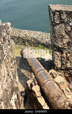 Cannon in Castillo de San Felipe fortress on Rio Dulce, Guatemala. The fort was built by the Spanish in 1644. Stock Photo