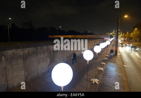 Berlin, Germany. 07th Nov, 2014. Balloon columns are arranged along the former route of the Berlin Wall near the Berlin Wall Memorial at Bernauer Strasse in Berlin, Germany, 07 November 2014. The lanterns are a part of the project 'Lichtgrenze 2014' (lit. 'lightborder 2014') on occasion of the anniversary of the fall of the Berlin Wall on 09 November 2014. Credit:  dpa picture alliance/Alamy Live News Stock Photo