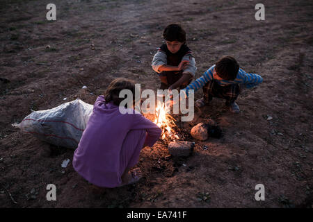 Suruc, Turkey. 07th Nov, 2014. Evening at a refugee camp in Suruc, Turkey on November 7, 2014. Credit:  Konstantinos Tsakalidis/Alamy Live News Stock Photo