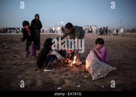 Suruc, Turkey. 07th Nov, 2014. Evening at a refugee camp in Suruc, Turkey on November 7, 2014. Credit:  Konstantinos Tsakalidis/Alamy Live News Stock Photo