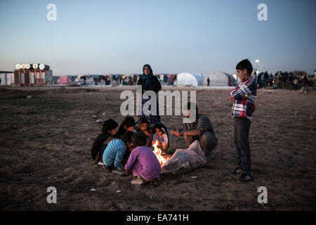 Suruc, Turkey. 07th Nov, 2014. Evening at a refugee camp in Suruc, Turkey on November 7, 2014. Credit:  Konstantinos Tsakalidis/Alamy Live News Stock Photo