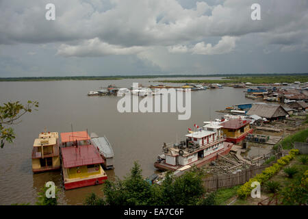 Port 'Mercado de los Productores' on the Itaya River at the mouth joining the Amazon River, Iquitos, Peru Stock Photo