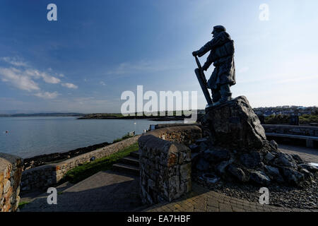 Memorial statue of Dic Evans, Moelfre lifeboat man looking seawards, East of Anglesey, North Wales Stock Photo