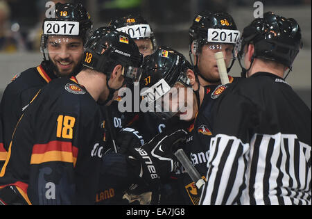 Munich, Germany. 07th Nov, 2014. The German team around Patrick Reimer (3.f.R.) celebrating their 2-1 score during the German Cup match for ice hockey between Germany and Switzerland at the Olympia Ice Rink in Munich, Germany, 07 November 2014. Photo: ANDREAS GEBERT/dpa/Alamy Live News Stock Photo
