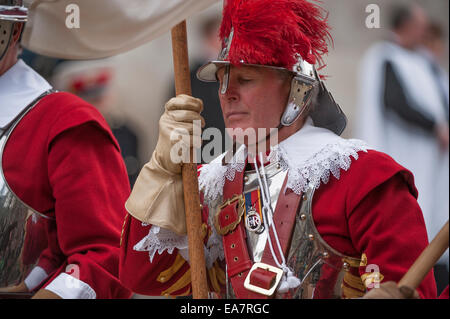 City of London, UK. 8th November, 2014. Pikemen and Musketeers, Honourable Artillery Company, escort The Lord Mayor travelling to the Royal Courts of Justice. The annual Lord Mayors Show is the world’s largest unrehearsed procession. Credit:  Malcolm Park editorial/Alamy Live News Stock Photo