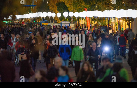 Berlin, Germany. 08th Nov, 2014. Thousands of people looking at the balloon lanterns in Berlin, Germany, 08 November 2014. The lanterns are part of the 'Border of Lights 2014' project to commemorate the 25th anniversary of the Fall of the Berlin Wall on 09 November 2014. Photo: BERND VON JUTRCENKA/dpa/Alamy Live News Stock Photo