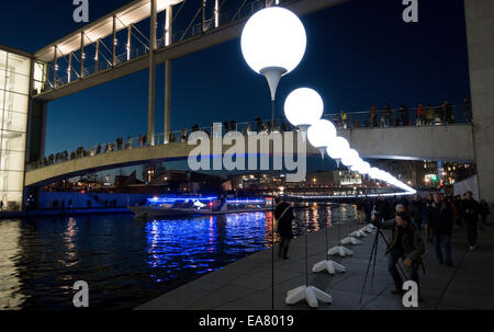 Berlin, Germany. 08th Nov, 2014. Balloon lanterns in the government quarter in Berlin, Germany, 08 November 2014. The lanterns are part of the 'Border of Lights 2014' project to commemorate the 25th anniversary of the Fall of the Berlin Wall on 09 November 2014. Photo: KAY NIETFELD/dpa/Alamy Live News Stock Photo