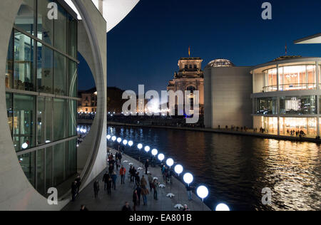 Berlin, Germany. 08th Nov, 2014. Balloon lanterns in the government quarter in Berlin, Germany, 08 November 2014. The lanterns are part of the 'Border of Lights 2014' project to commemorate the 25th anniversary of the Fall of the Berlin Wall on 09 November 2014. Photo: KAY NIETFELD/dpa/Alamy Live News Stock Photo