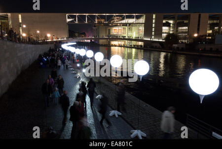 Berlin, Germany. 08th Nov, 2014. Balloon lanterns in the government quarter in Berlin, Germany, 08 November 2014. The lanterns are part of the 'Border of Lights 2014' project to commemorate the 25th anniversary of the Fall of the Berlin Wall on 09 November 2014. Photo: KAY NIETFELD/dpa/Alamy Live News Stock Photo