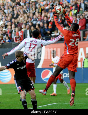 Washington, DC, USA. 8th Nov, 2014. 20141108 - D.C. United goalkeeper Bill Hamid (28) goes up to grab a pass to New York Red Bulls midfielder Tim Cahill (17) in the second half of an MLS Eastern Conference semifinal at RFK Stadium in Washington. The Red Bulls advanced to the MLS Eastern Conference Final by beating United on aggregate goal total, 3-2. Credit:  Chuck Myers/ZUMA Wire/Alamy Live News Stock Photo