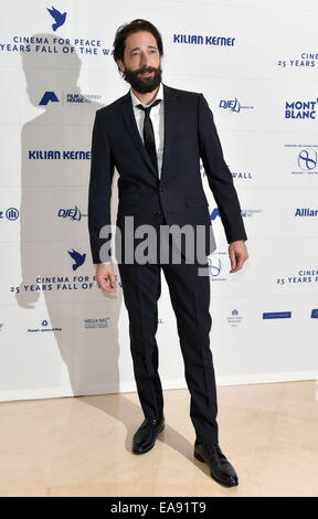 Hotel Adlon, Berlin, Germany. 8th Nov, 2014. US actor Adrian Brody arrives for the Cinema for Peace HEROES Gala-Dinner at Hotel Adlon, Berlin, Germany, 8 November 2014. Germany celebrates the 25th anniversary of the Fall of the Berlin Wall on 09 November. Photo: Jens Kalaene/dpa/Alamy Live News Stock Photo