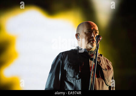 Berlin, Germany. 9th Nov, 2014. British singer Peter Gabriel performs on stage during the celebrations at the Brandenburg Gate in Berlin, Germany, 9 November 2014. Numerous events are taking place in Berlin to commemorate the 25th anniversary of the fall of the Berlin Wall. Photo: Bernd von Jutrczenka/dpa/Alamy Live News Stock Photo