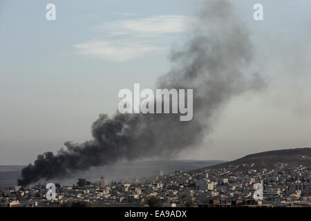 Kobane, Turkey. 09th Nov, 2014. Smoke rises from an Islamic State position in the town of Kobane during airstrikes led by the US coalition, as seen from Mursitpinar on the outskirts of Suruc, near the Turkey-Syria border on November 9, 2014. Credit:  Konstantinos Tsakalidis/Alamy Live News