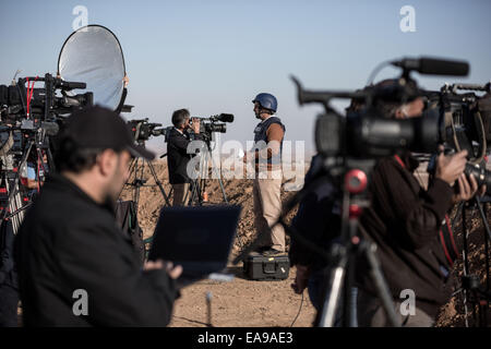 Kobane, Turkey. 09th Nov, 2014. Cameramen filming the town of Kobane on a media hill in Mursitpinar on the outskirts of Suruc, near the Turkey-Syria border on November 9, 2014. Credit:  Konstantinos Tsakalidis/Alamy Live News
