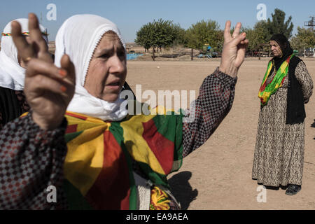 Kobane, Turkey, 09th Nov, 2014. Kurdish people demonstrate in the southeastern border village of Mursitpinar, Sanliurfa province, Turkey near the Syrian town of Kobane, also known as Ain al-Arab on November 9, 2014, Credit:  Konstantinos Tsakalidis/Alamy Live News