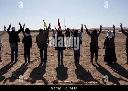 Kobane, Turkey, 09th Nov, 2014. Kurdish people demonstrate in the southeastern border village of Mursitpinar, Sanliurfa province, Turkey near the Syrian town of Kobane, also known as Ain al-Arab on November 9, 2014, Credit:  Konstantinos Tsakalidis/Alamy Live News