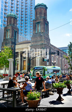 Tourists enjoying an outside café lunch at trendy eatery in front of the Downtown Presbyterian Church in Nashville, TN Stock Photo