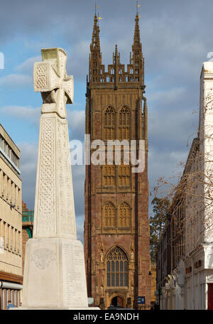 The Burmese Monument, Jellalabad memorial cross and view along Hammet Street to the Church of St Mary Magdalene Taunton Stock Photo