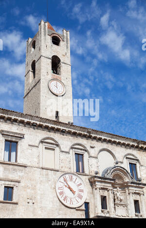 Palazzo dei Capitani del Popolo in Piazza del Popolo, Ascoli Piceno, Le Marche, Italy Stock Photo