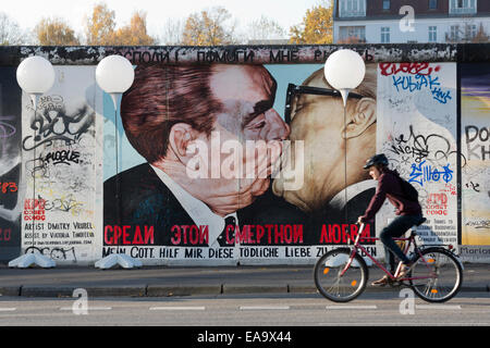 Breshnev - Honecker graffiti on the former Berlin Wall with Lichtgrenze art installation for the 25th anniversary of the fall of the Berlin Wall, East Side Gallery, Berlin, Germany. Stock Photo