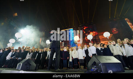 Berlin, Germany. 09th Nov, 2014. The national choir performs during celebrations at the Brandenburg Gate in Berlin, Germany, 09 November 2014. Numerous events celebrate the 25th anniversary of the fall of Berlin Wall. Photo: BERND VON JUTRCZENKA/dpa/Alamy Live News Stock Photo