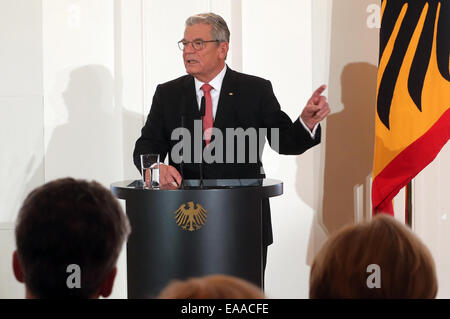 Berlin, Germany. 10th Nov, 2014. German President Gauck speaks during the award ceremony of the 'Silbernes Lorbeerblatt' at Bellevue Castle in Berlin, Germany, 10 November 2014. The German soccer national team is honored with the award 'Silbernes Lorbeerblatt' for winning the 2014 world cup in Brazil. Credit:  dpa picture alliance/Alamy Live News Stock Photo