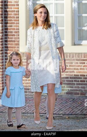 Apeldoorn, The Netherlands. 9th Nov, 2014. Dutch Princess Aimee with her daughter Eliana van Vollenhoven attend the christening of Prince Floris' son at Palace het Loo in Apeldoorn, The Netherlands, 9 November 2014. Credit:  dpa picture alliance/Alamy Live News Stock Photo