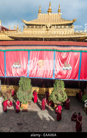 Monks debating in the courtyard of the Jokhang Temple in Lhasa, Tibet Stock Photo