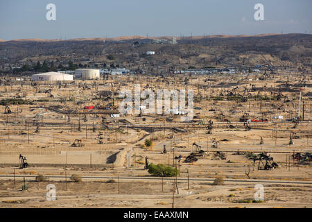 The Kern River oilfield in Oildale,  Bakersfield, California, USA. Following an unprecedented four year long drought, Bakersfiel Stock Photo