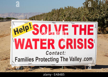 A farmers sign about the water crisis folllowing a 4 year long drought, near Bakersfield in the Central Valley, California, USA, with the soil turned to dust. The whole of California is in a catastrophic drought with $2 Billion annually lost from the agricultural sector, with many workers laid off. One third of children in California currently go to bed hungry. Stock Photo