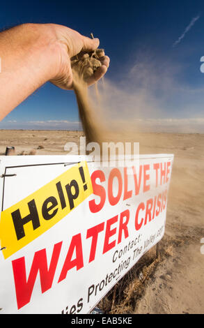 A farmers sign about the water crisis folllowing a 4 year long drought, near Bakersfield in the Central Valley, California, USA, with the soil turned to dust. The whole of California is in a catastrophic drought with $2 Billion annually lost from the agricultural sector. Stock Photo