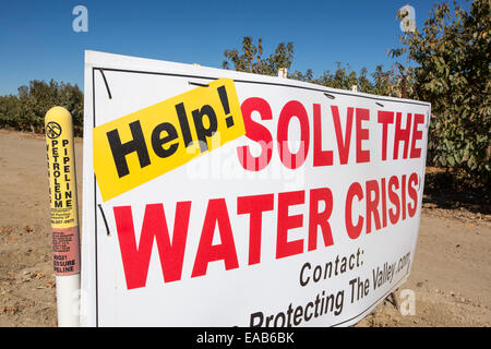 A farmers sign about the water crisis folllowing a 4 year long drought, near Bakersfield in the Central Valley, California, USA, with the soil turned to dust. The whole of California is in a catastrophic drought with $2 Billion annually lost from the agricultural sector, with many workers laid off. One third of children in California currently go to bed hungry. Stock Photo