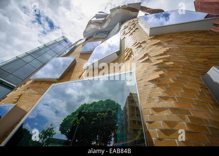 Sydney, AUSTRALIA - November 11, 2014: External view of the newest of Frank Gehry's Buildings the Dr Chau Chak Wing Building for the UTS Business School in Sydney. Credit:  MediaServicesAP/Alamy Live News