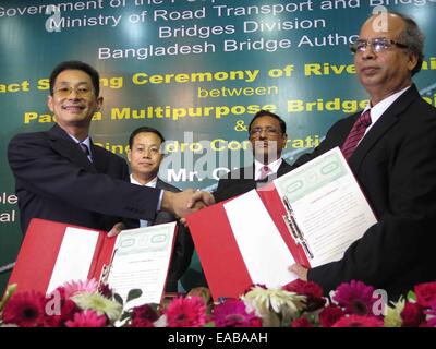 Dhaka, Bangladesh. 10th Nov, 2014. Shafiqul Islam (R), director of the Padma bridge project, and Lu Liushan, deputy chief engineer of Sinohydro Corporation Limited, pose for photo after a signing ceremony in Dhaka, Bangladesh, on Nov. 10, 2014. The Bangladeshi government on Monday signed an 87.07 billion taka (about 1.12 billion U.S. dollars) deal with Sinohydro Corporation Limited for river training works of the country's biggest Padma bridge project. © Shariful Islam/Xinhua/Alamy Live News Stock Photo