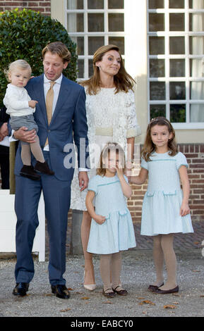 Dutch Prince Floris (2nd L), Princess Aimee (3rd L) with their children Willem Jan (L), Magali (R) and Eliane Sophia Carolina arrive for the christening of Willem Jan at Palace Het Loo in Apeldoorn, 9 November 2014. Photo: RPE/Albert Nieboer/ NO WIRE SERVICE Stock Photo