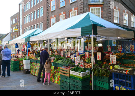 Farmer's Market fruit and vegetable stall, The Parade, High Street, Watford, Hertfordshire, England, United Kingdom Stock Photo