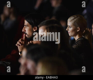 Sony Center, Potsdamer Platz, Berlin, Germany. 10th Nov, 2014. Germany's Sami Khedira and his girlfriend Lena Gercke attend the world premiere of the film 'Die Mannschaft' (lit. 'The team') at the Cinestar movie theater at Sony Center, Potsdamer Platz, Berlin, Germany, 10 November 2014. Bastian Schweinsteiger (L) and former captain Philipp Lahm (R) hold the trophy in the first row, Mesut Oezil and Mario Goetze stand to their right. The film is the official documentary of the FIFA Soccer World Championship 2014 in Brazil. PHOTO: JENS KALAENE/dpa/Alamy Live News Stock Photo