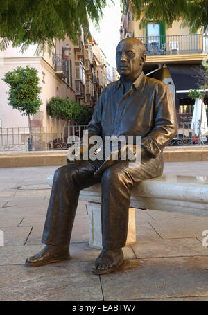 Pablo Picasso Bronze Sculpture, Pablo Picasso sitting on bench plaza merced, Malaga, Andalusia. Spain. Stock Photo