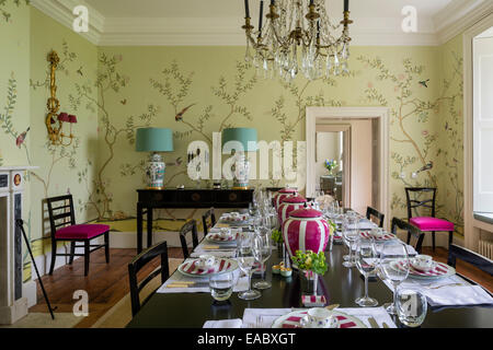de Gournay Chinoiserie wallpaper in dining room with French crystal chandelier Stock Photo